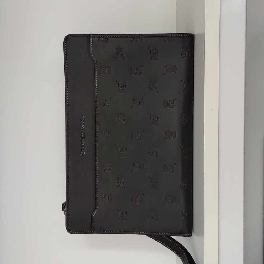 Beautiful wristlet by Countess Mara ⭐🍀🌼